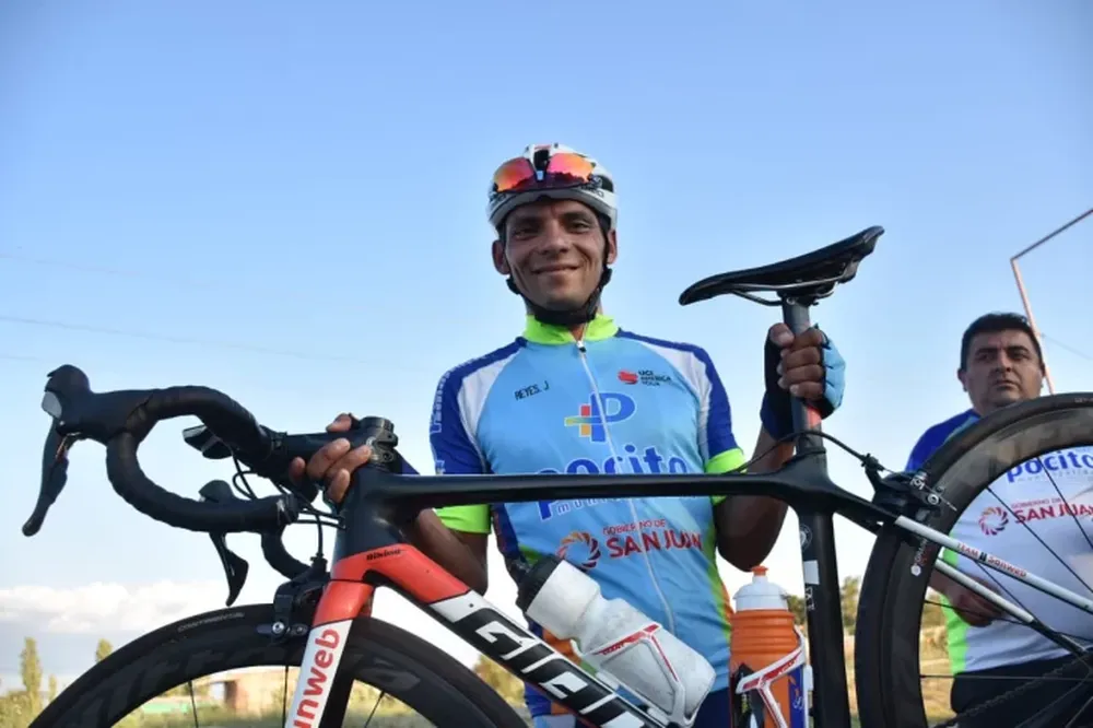 José Reyes voló en 25 de Mayo y se impuso en el “Homenaje al Ciclista”