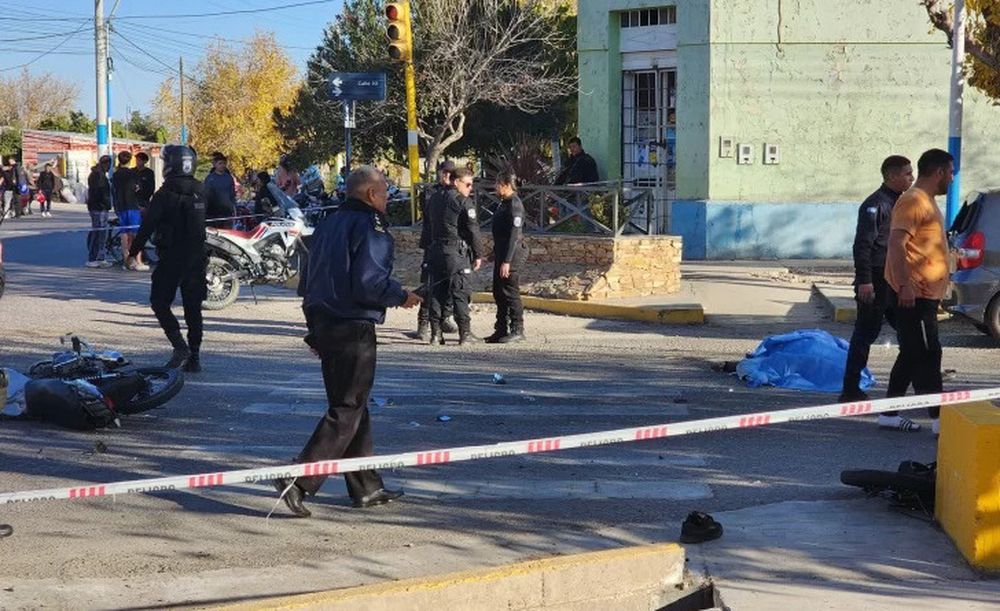 Sin casco, la suerte del joven quedó sellada tras chocar con el Honda Fit (abajo, derecha), que luego chocó a otro auto.