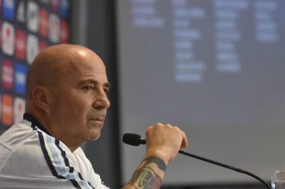 Sampaoli regresó al país tras su gira por Europa ¿con la lista definida?
