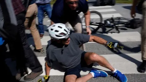 Joe Biden se pegó un terrible golpe cuando quiso bajar de su bicicleta