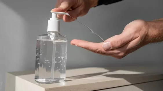 Prohibieron la venta y distribución de un alcohol etílico y otro en gel