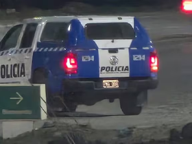El cuerpo fue encontrado en un sector aislado del Parque Industrial de Centenario y trasladado a la morgue para su identificación.