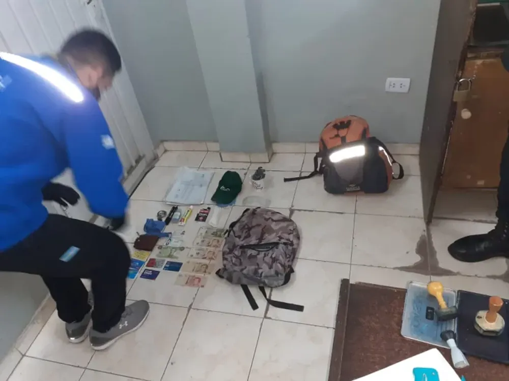 Le tiraron con un ladrillo para robarle la mochila cuando esperaba el colectivo