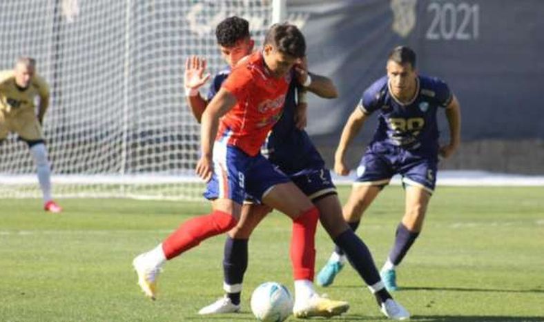 Peñarol perdió con Sol de Mayo en un partido repleto de tarjetas