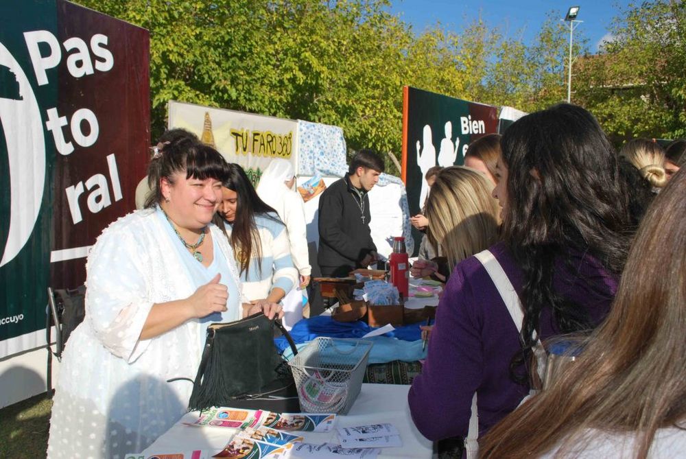 La UCCuyo le dio la bienvenida a los nuevos alumnos ingresantes con una jornada donde compartieron diferentes actividades.
