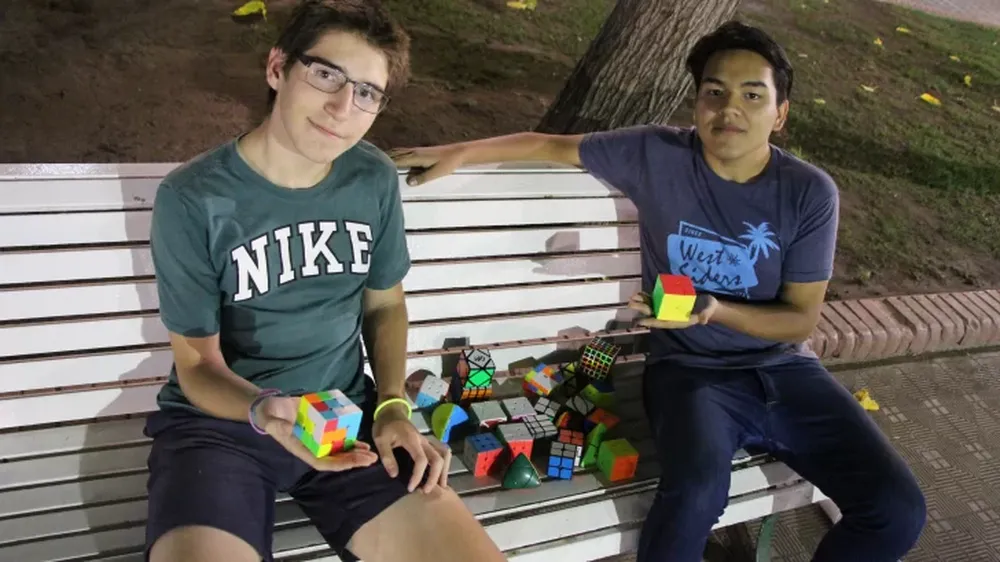 Gabriel y Luis, los sanjuaninos que dan cátedra resolviendo el cubo Rubik