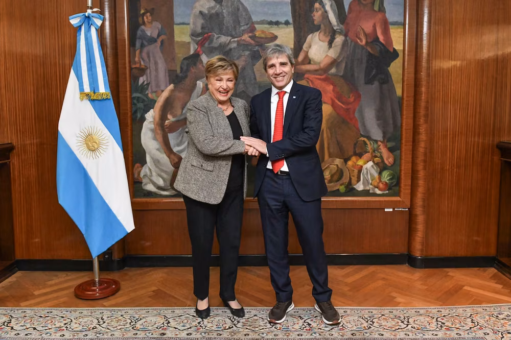 la-titular-del-fmi-kristalina-georgieva-y-el-ministro-de-economia-luis-caputo-en-el-palacio-de-hacienda-foto-xkgeorgieva-2WCC24C375CADAMNY3AJMSC2GY
