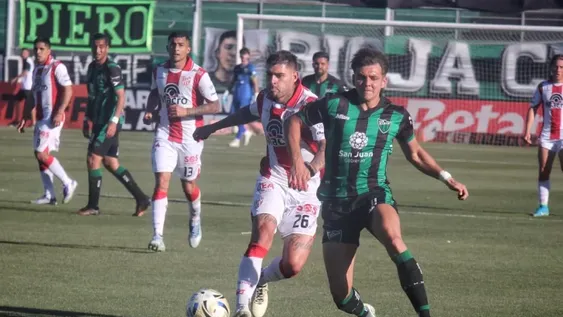 Intento. Ignacio Maestro Puch busca el ataque. San Martín no pudo encontrarle la vuelta a Instituto.