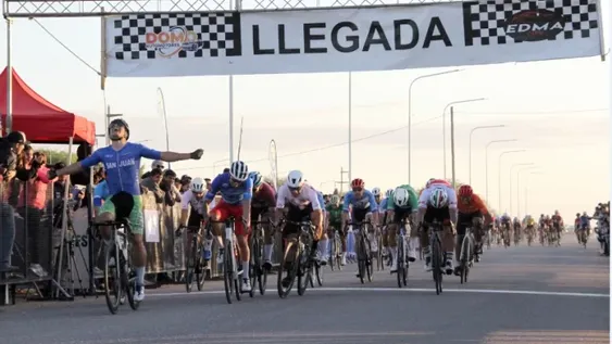 El final. Cobarrubia y Nico Tivani someten a todo el pelotón. Otra vez San Juan en la cima del ciclismo nacional (Fotos: Prensa FACPyR).