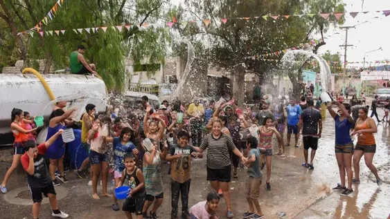 Vecinos de Jáchal se enfrentaron con agua y harina para disfrutar de la chaya