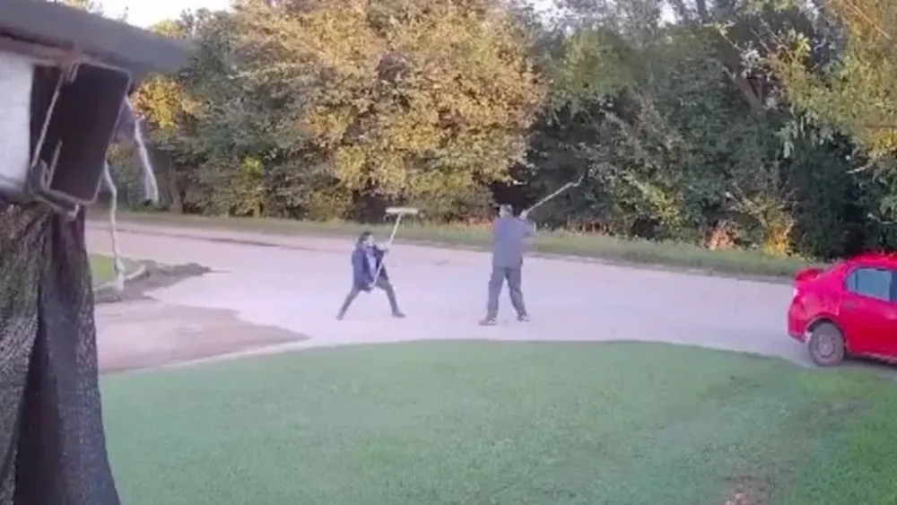 Dos barrenderos se pelearon a escobazos porque uno le dejaba barro al otro en la calle