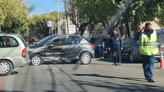 Fuerte choque entre dos autos en un cruce sin semáforos