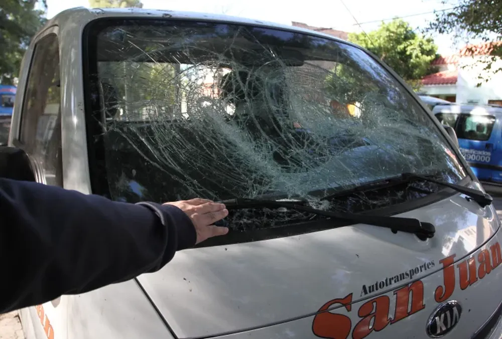 Por el tránsito, lo persiguió enajenado varios km hasta que le dio una brutal paliza