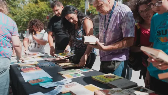 Una experiencia entretenida. La suelta de libros es una de las acciones de intervención pública que varias institucionesy asociaciones están desarrollando para promover la lectura a todos los públicos.