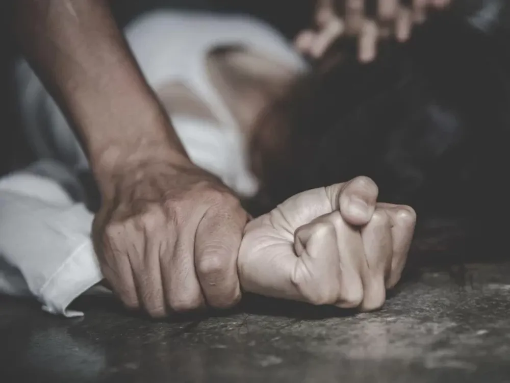 Entró a la casa de su expareja y la violó en la habitación de sus hijos