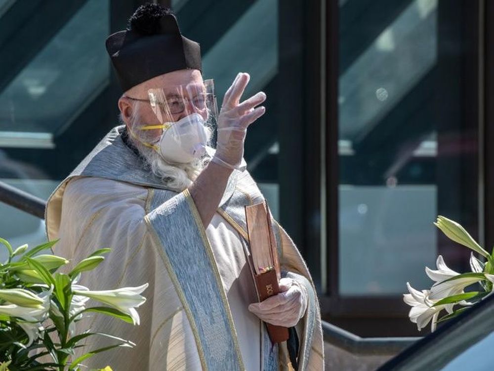 [FOTO] Un sacerdote usó una pistola de agua para bautizar a una beba