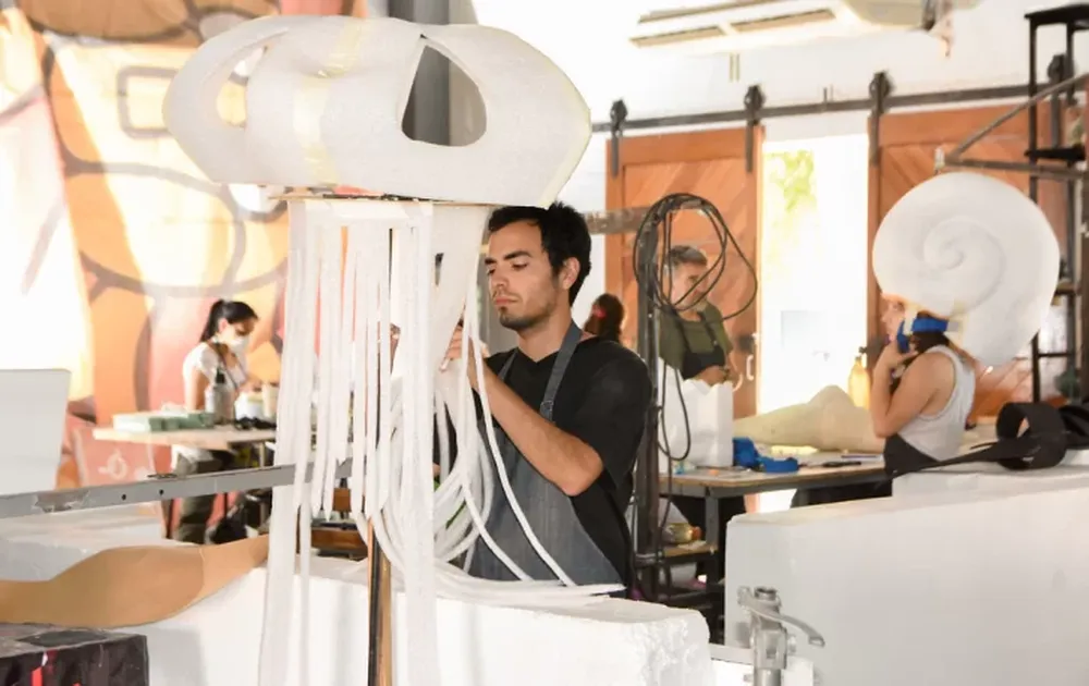 Animales extintos y personajes fantásticos le pondrán color al Espectáculo Final de la FNS