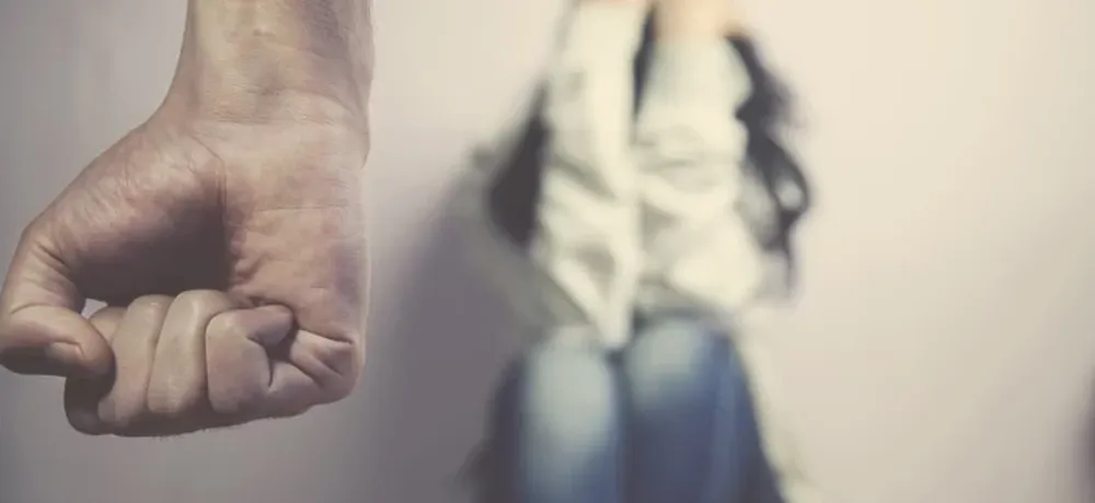 Violó una restricción judicial y golpeó a su mujer frente a su hijo por un “ataque de celos”