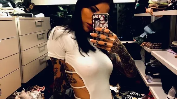 Cande Tinelli posó semidesnuda en la cama