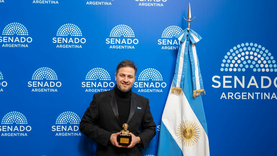 El sanjuanino Pablo Flores Torres, con su distinción Alberdi, por su obra Alberdi. El Musical.&nbsp;