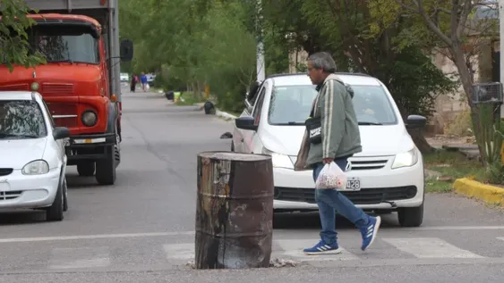 La esquina que genera caídas y caos de tránsito por la falta de una rejilla