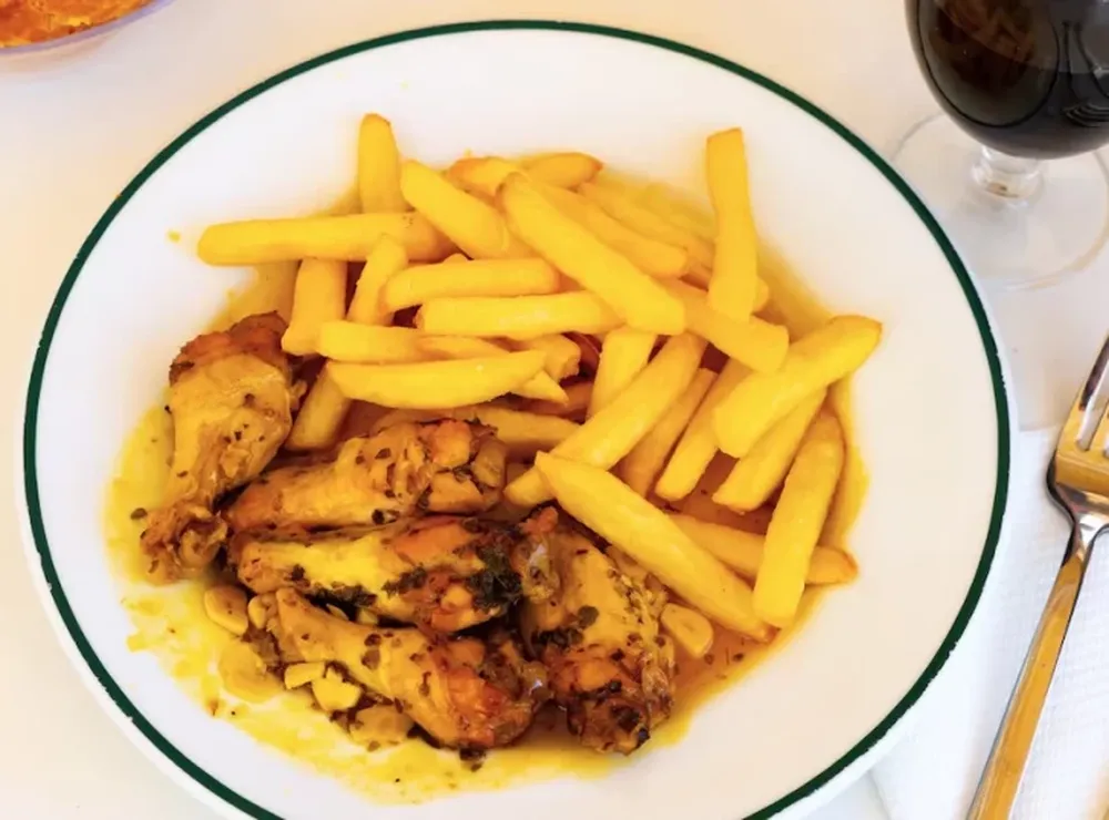 Pollo al ajillo con patatas, una receta ‘de las de toda la vida’ para disfrutar de un domingo en casa
