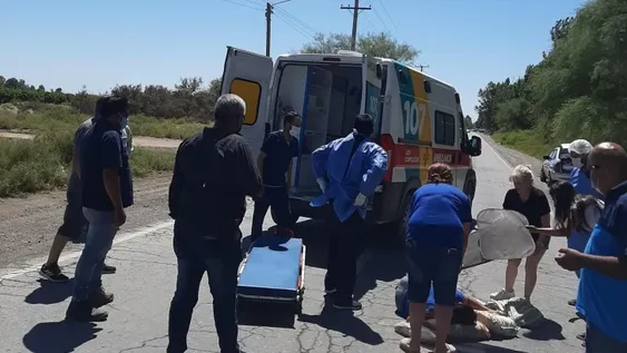 Se le reventó la rueda delantera de su moto y sufrió un fuerte golpe: la socorrieron turistas