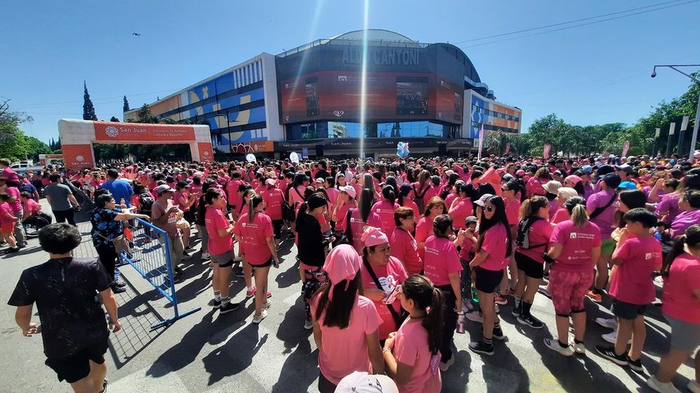 No sólo el cáncer de cuello uterino es motivo de una actividad deportiva organizada por Salud, también el cáncer de mama que todos los años genera una marea rosa.
