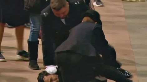 Funeral de Isabel II: un hombre intentó abalanzarse sobre el féretro y fue detenido