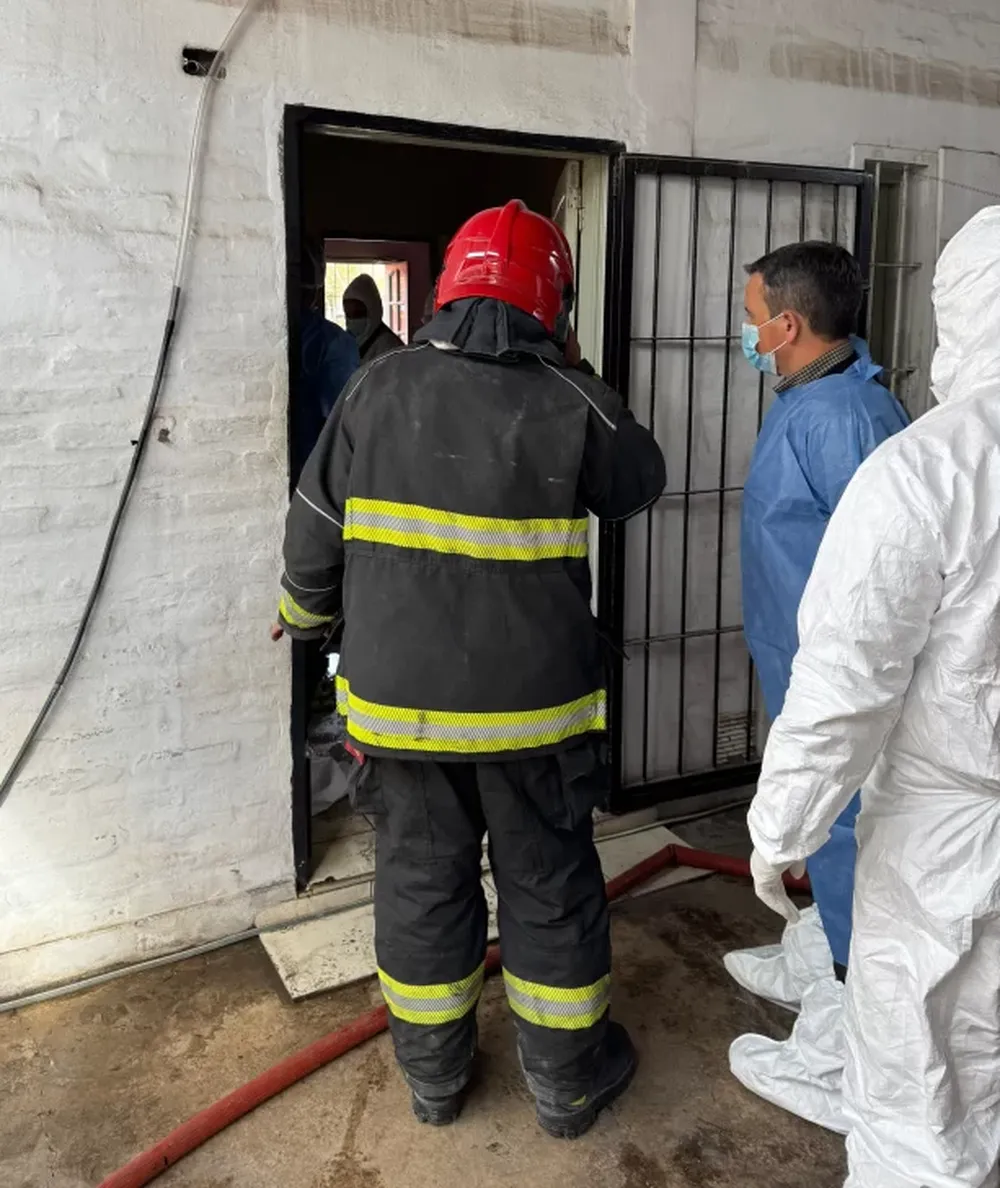 Intencional fue el inicio de las llamas. A la derecha, el fiscal Gómez con bomberos y peritos.