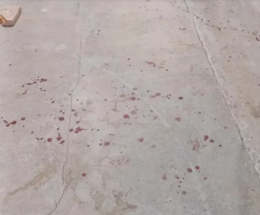 Así quedó el piso, con gotas de sangre como reguero.