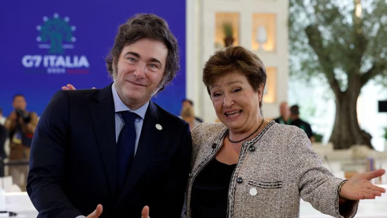 Foto de archivo - La directora gerente del Fondo Monetario Internacional (FMI), Kristalina Georgieva, y el presidente de Argentina, Javier Milei (Reuters)
