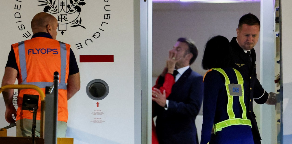 Brigitte y Emmanuel Macron y un manotazo en cámara.