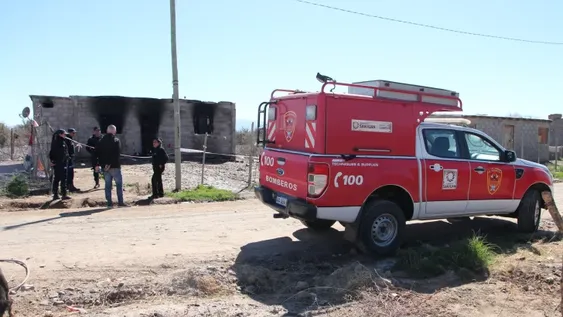 Peritos de Bomberos analizaron hoy la escena del siniestro. Los pesquisas creen que el incendio pudo originarlo la llama de una vela.