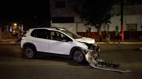 Aparatoso choque entre una moto y una camioneta en Chimbas