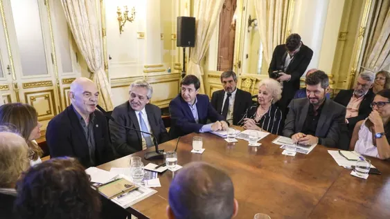 Cómo funciona y a quiénes beneficia la tarjeta Alimentar