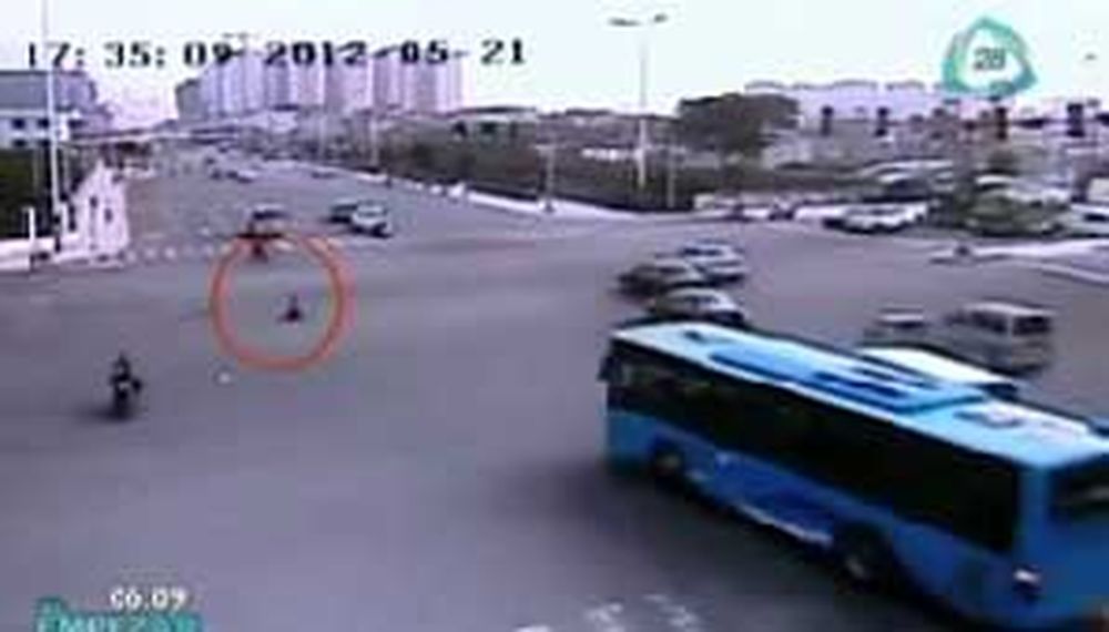 Niño circulaba con moto de juguete por transitada avenida