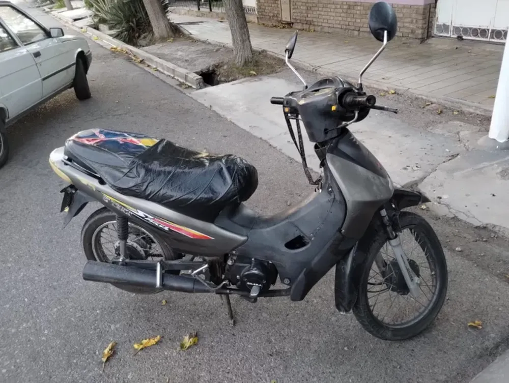 Un joven motociclista terminó en el hospital tras chocar contra un auto en Rivadavia