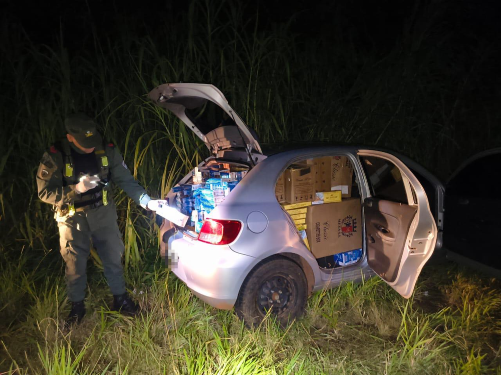 El vehículo secuestrado con la mercadería en el interior.