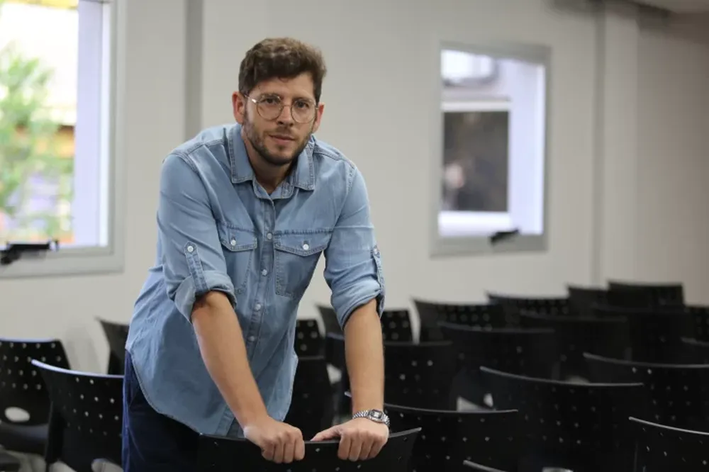 Creó una “terapia” con caca como experimento social y hoy es un activista contra las pseudociencias