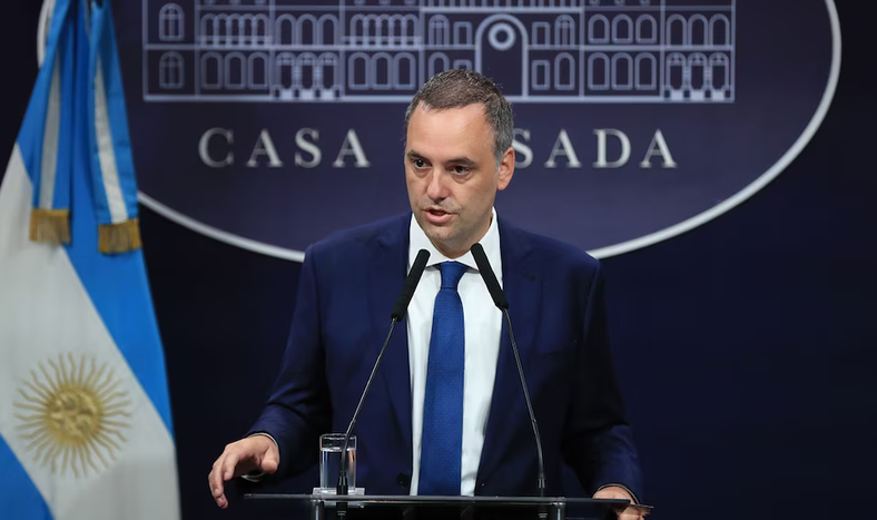 La Justicia confirmó que Manuel Adorni viajó en primera clase a Aruba junto a toda su familia.