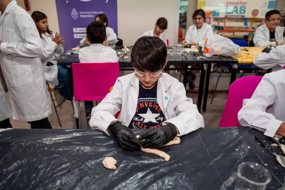 Los chicos se convierten en científicos en la Colonia Tecnológica Verano 4.0.