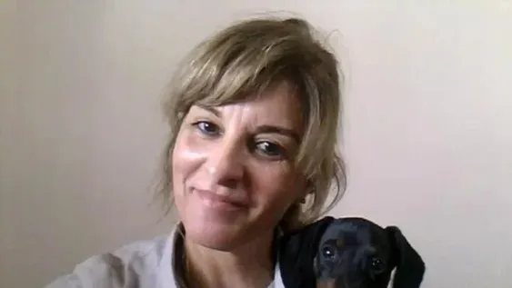 Pide inscribir a su perra como “hija no humana” para poder faltar al trabajo y cuidarla