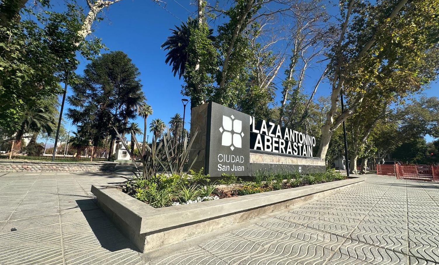 La Plaza Aberastain luce totalmente renovada y es inminente su reinauguración según dijeron desde el municipio de Capital.