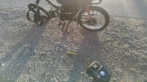 En Sarmiento, una moto impactó fuertemente con un auto