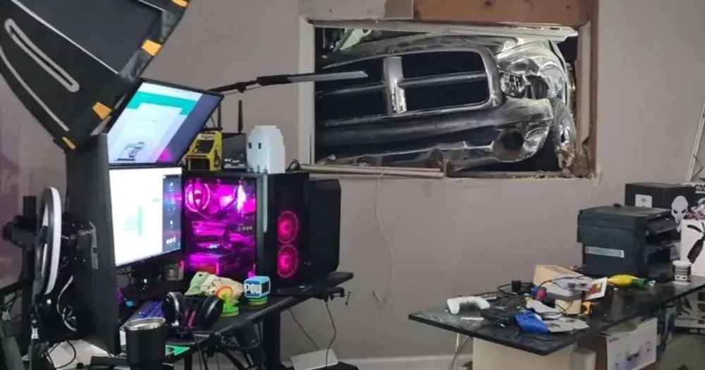Transmitía por Twitch y una camioneta se incrustó en su casa