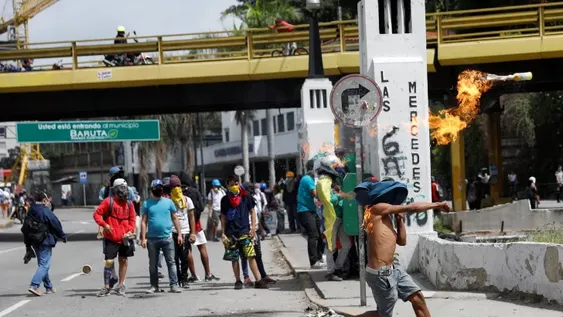 Dos muertos por un ataque durante la consulta opositora en Venezuela