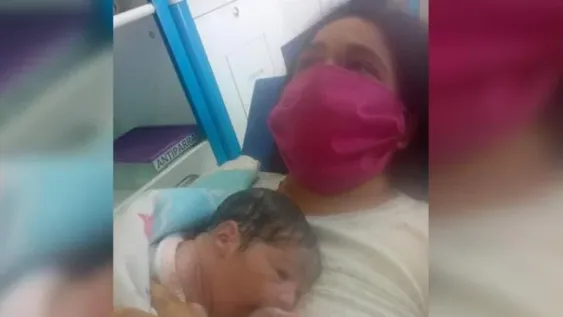 Tiene 27 años, rompió bolsa en la vereda y dio a luz en su casa con ayuda de tres policías