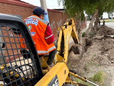 En 9 de Julio cavan acequias para mitigar las posibles inundaciones.