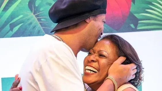 El mensaje de Ronaldinho tras la muerte de su mamá por coronavirus